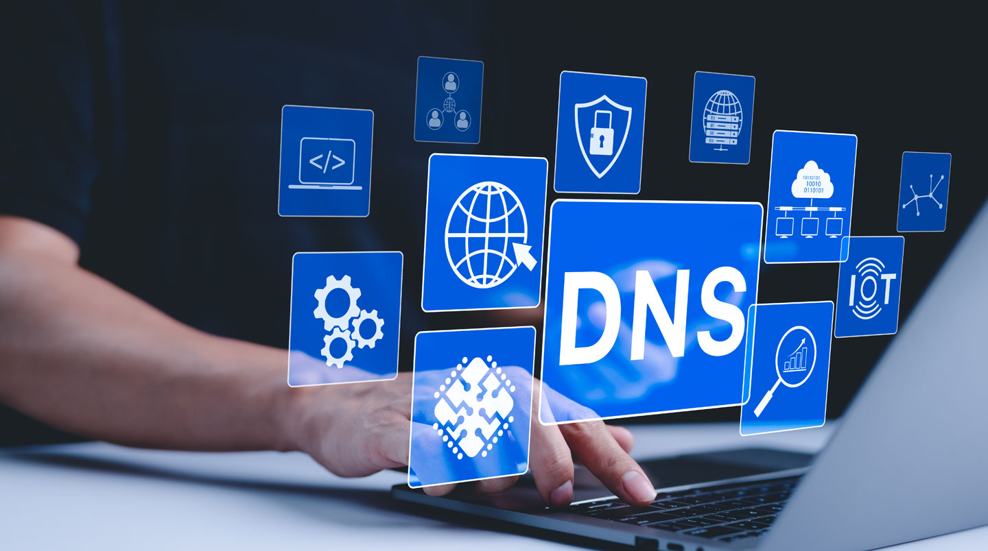 Personne notant manuellement sur carnet les résultats d'un test VPN (adresse IP, DNS, géolocalisation) avec ordinateur affichant interface de test en arrière-plan