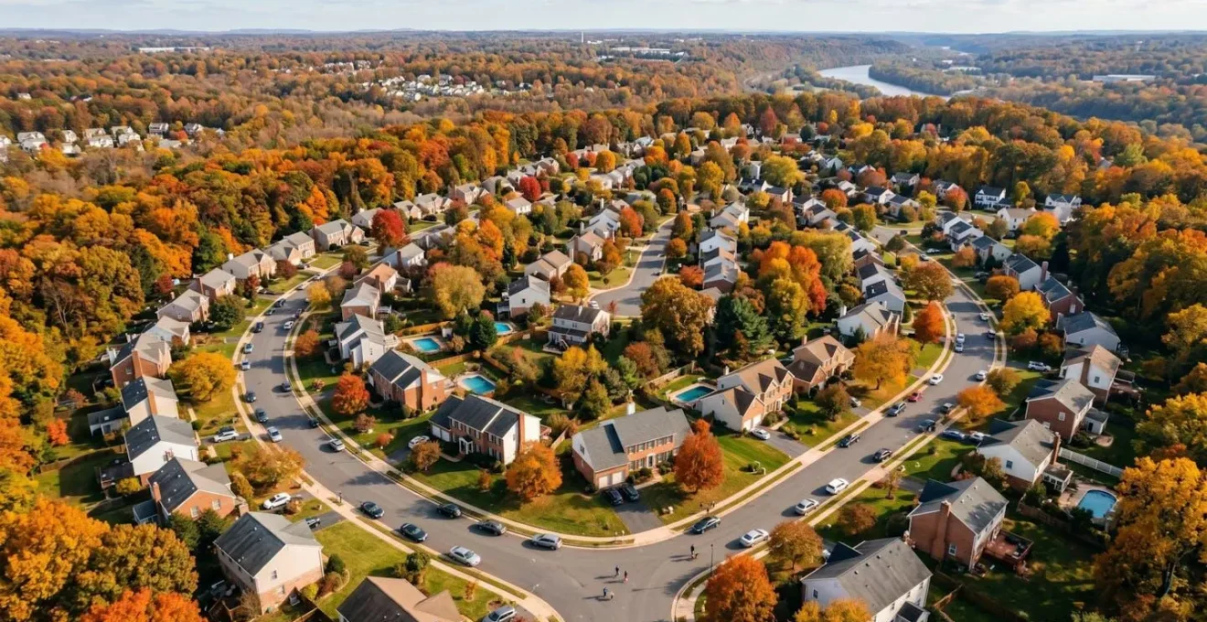Vue aérienne d'un quartier résidentiel de Virginie avec maisons individuelles entourées d'arbres aux couleurs d'automne